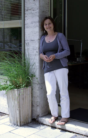 Christiane Fink vor ihrem Büro